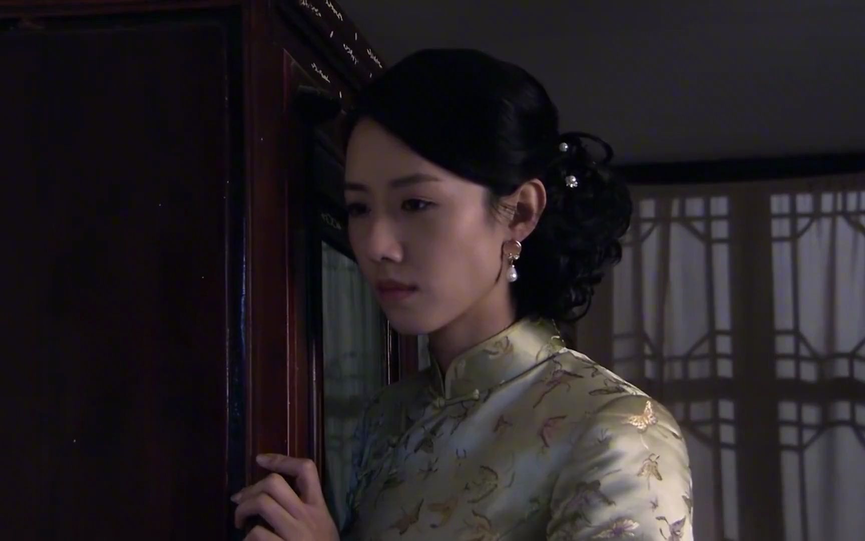 东海客栈：鬼子对杨小姐图谋不轨，谁料女刺客闯进来坏了他的好事