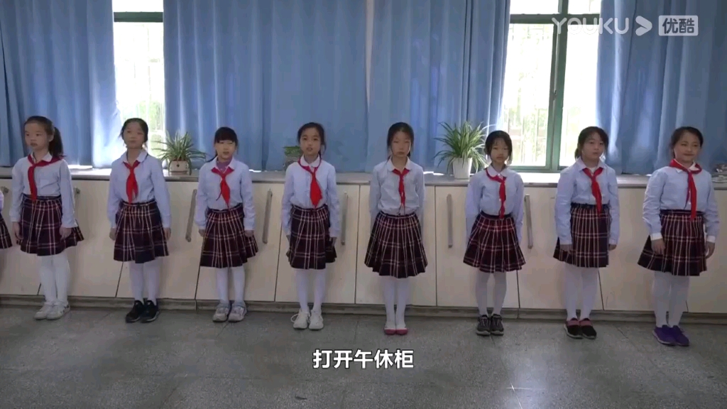 小学生教室里午休