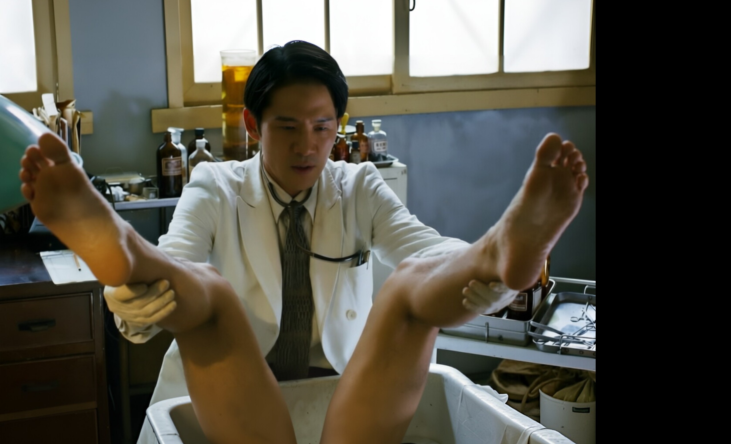 这是日军挑选慰安妇的现场，女人被带到一个特定的房间里进行特殊的检查，连小孩子都不放过！