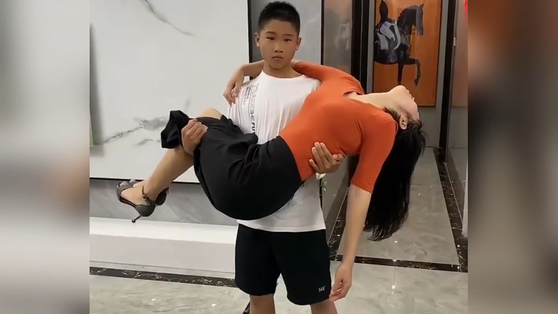 有个爱喝酒的老妈，真让孩子操碎心了