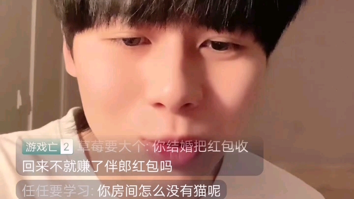 小精灵的爸爸妈妈把他当儿子还是女儿养？