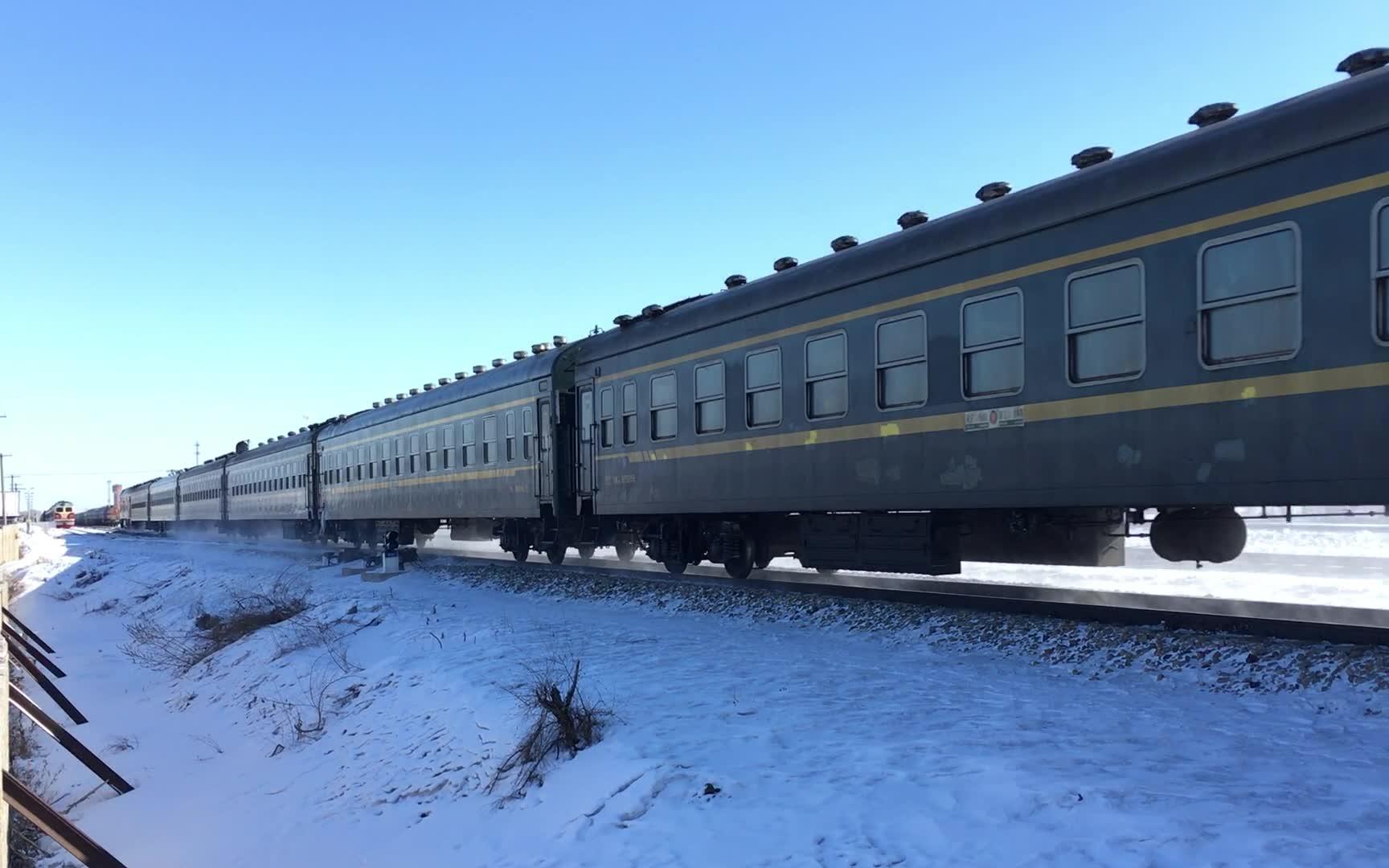 你可能从未见过的场景：绿皮车在雪地狂奔