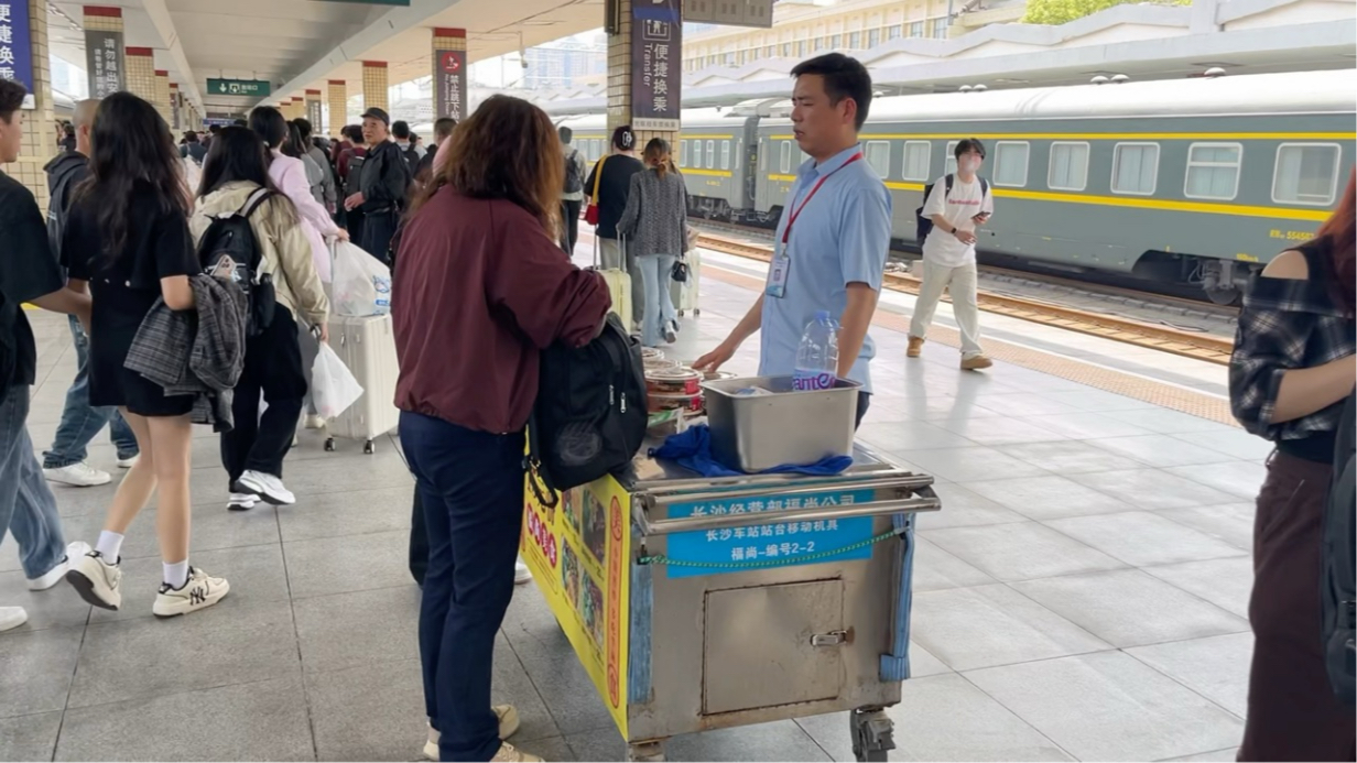 专程来长沙站买盒饭，为什么湖南车站的站台盒饭深受好评