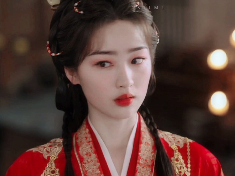 “母亲教的琵琶曲，却未曾想勾住了小侍卫的心……”