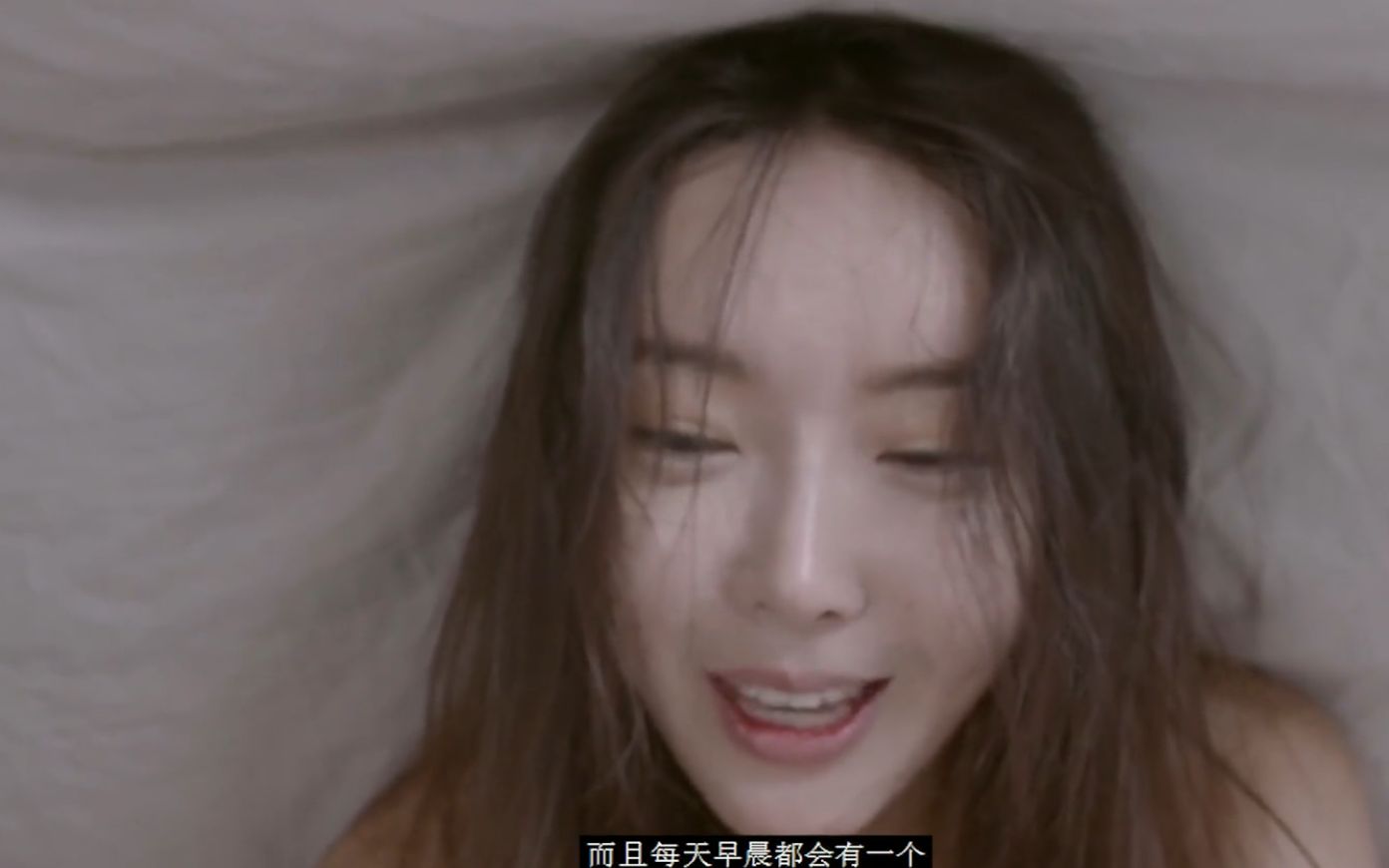 父女同床，早起女儿有所不满，又扑上去