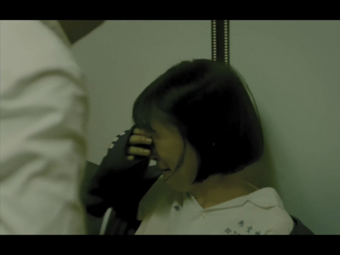 储物室里，老师强奸了女学生