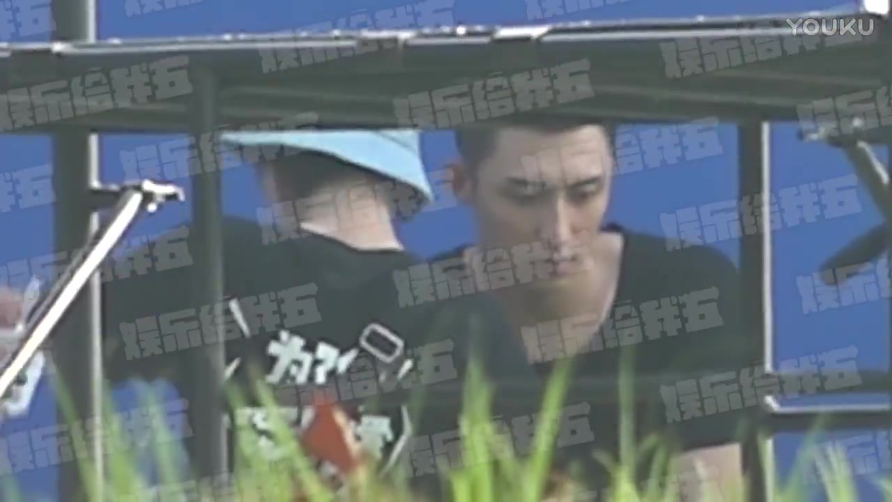【黄景瑜 娱乐播报】20170919 《为了你》番外篇拍摄 黄景瑜英雄救美散步聊天 遇粉丝一时激动走过头