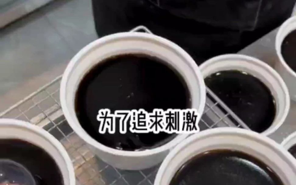 为了追求刺激，我隔着一面单向玻璃，冲大街上的行人岔开了双腿，透过漆黑的夜色，我和一个男人对上了双眼…