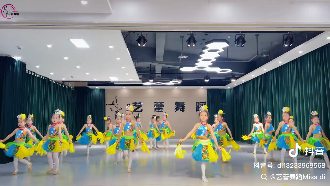 《阿妞嫫》群舞三级