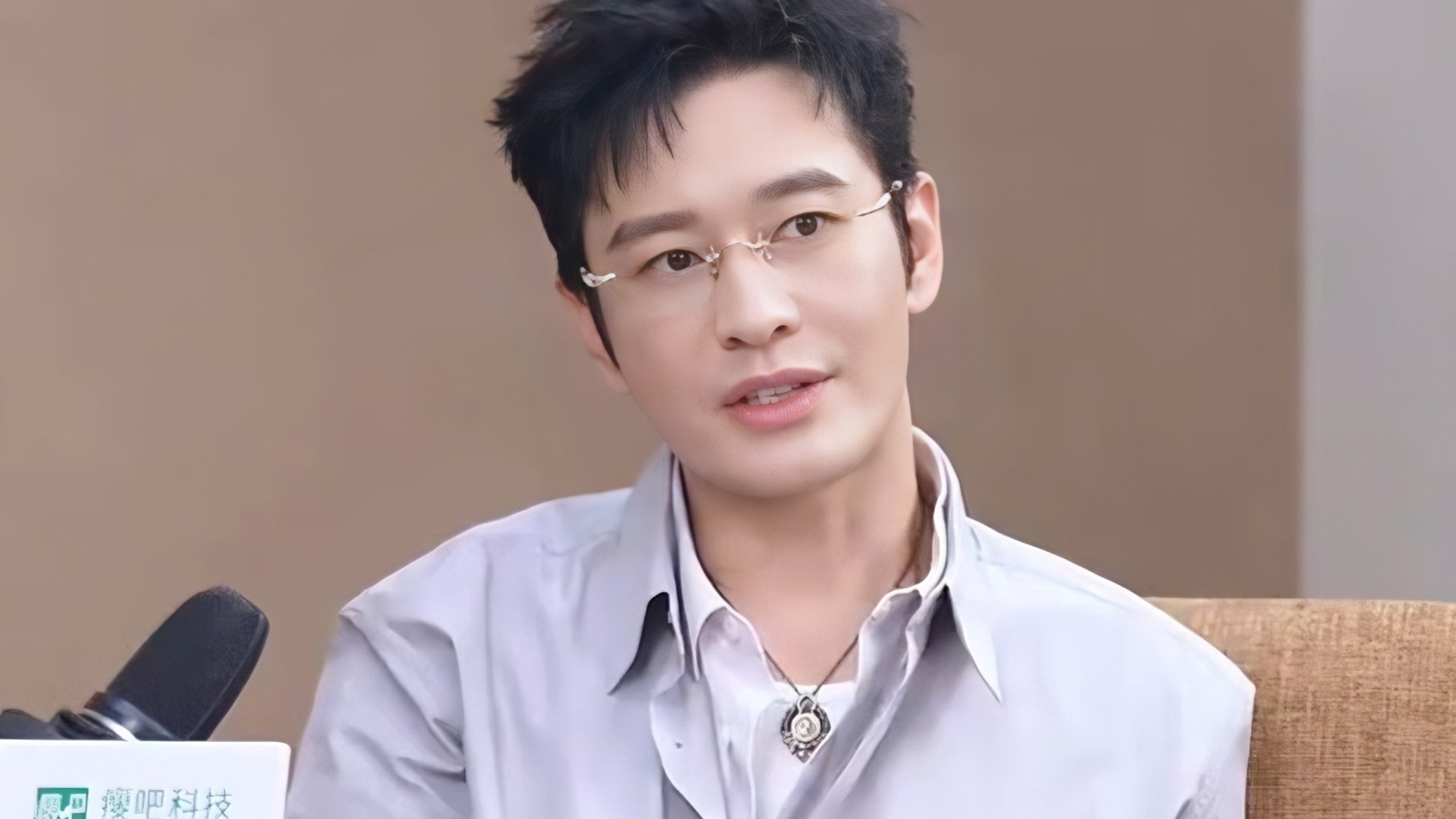 采访黄晓明：＂帮了太多白眼狼，后悔在不成熟的年纪结婚＂这是在内涵前妻Angelababy吗？