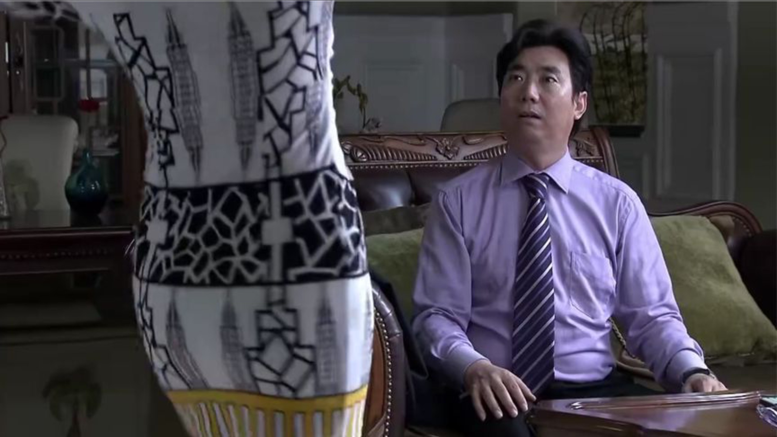 老婆穿低胸装，男人眼神直接开自瞄，哈喇子快流出来了，邢捕头你过分了啊