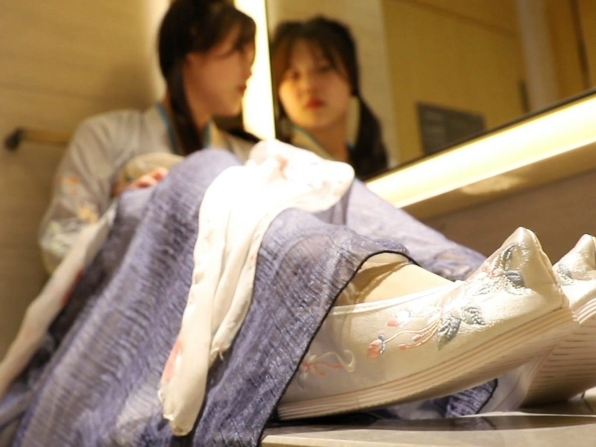 温婉绣花鞋
