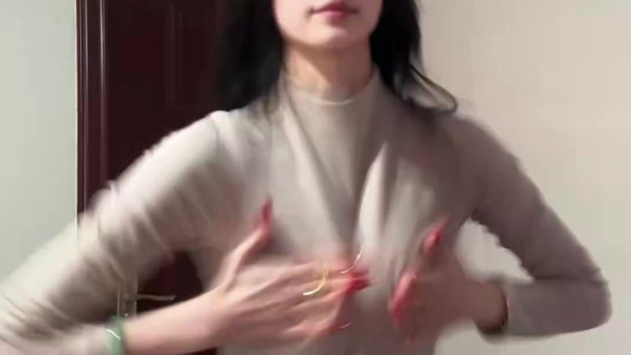 一句“再敢给我介绍鸡，连媒婆一块打”，小张主任这通火发得霸气侧漏！35岁坐镇正科级，手握小镇规划办实权，这含金量谁敢小觑？一口气刷完《三十而已》