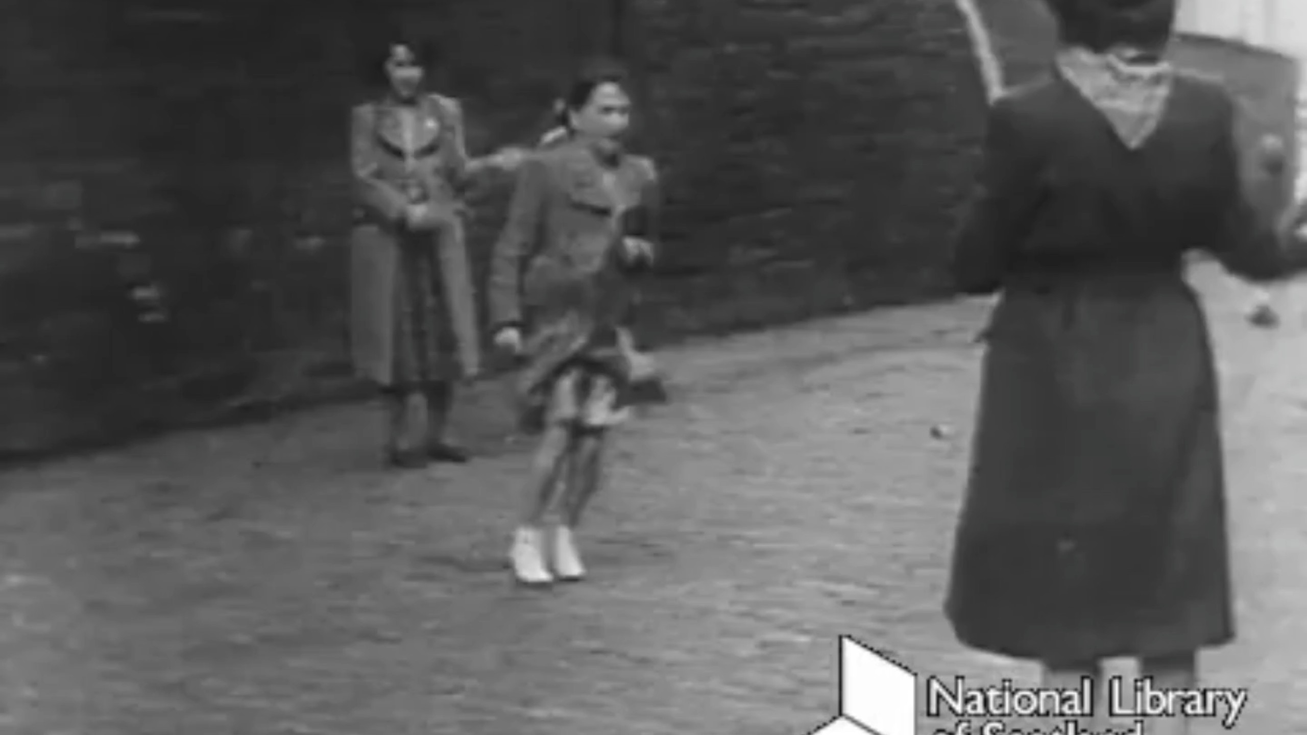 英国短片《欢唱街》片段，小小梦魇曾致敬该部分内容