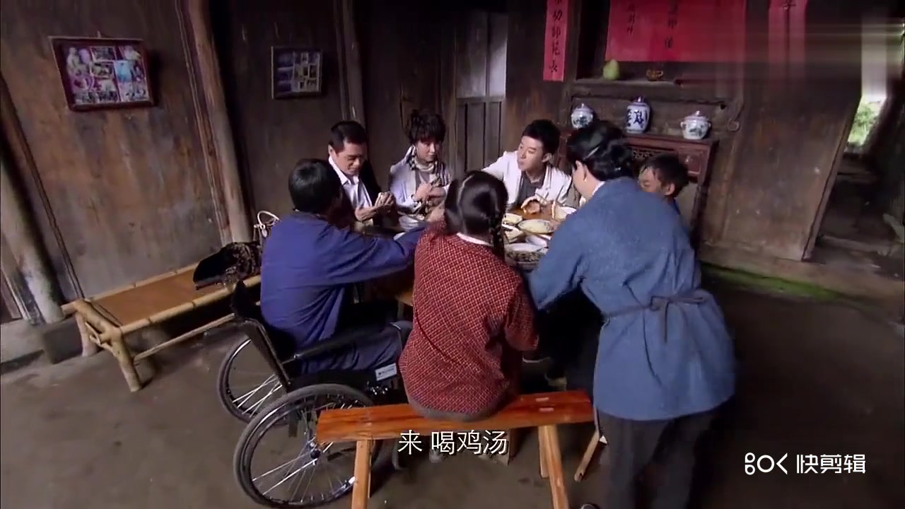 穷孩子：富豪全家来农村看儿子，富太嫌脏一口不吃，儿子竟吃撑了