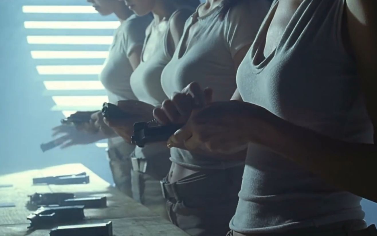 女杀手每次任务，都要献身一次，给客户最后一次舒服的权力