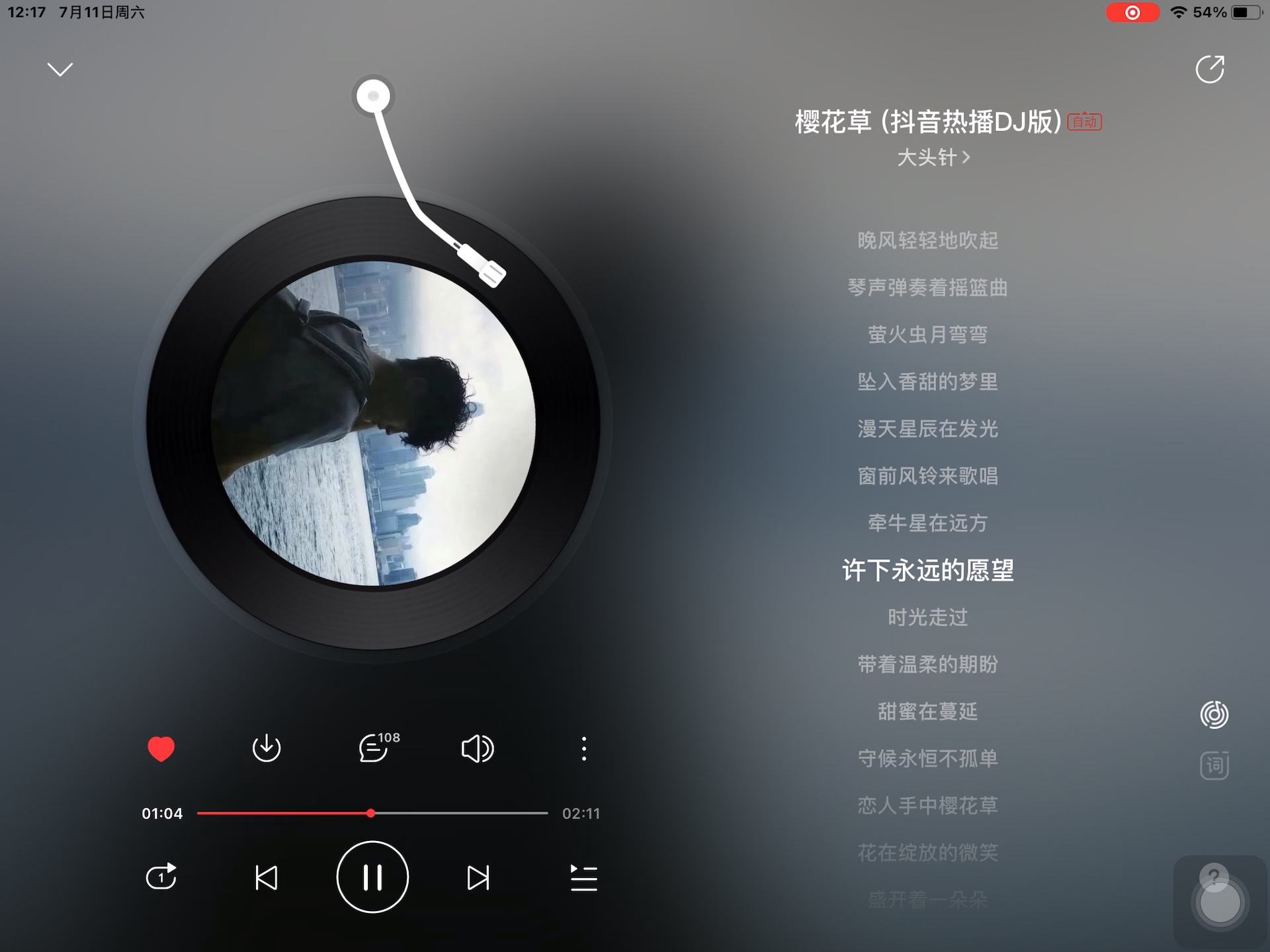 《樱花草 (抖音DJ版)》“种下了一朵朵青春璀璨的年少，恋人怀中樱花草听见胸膛心在跳，偷偷地在思念那是我们相爱的记号～”