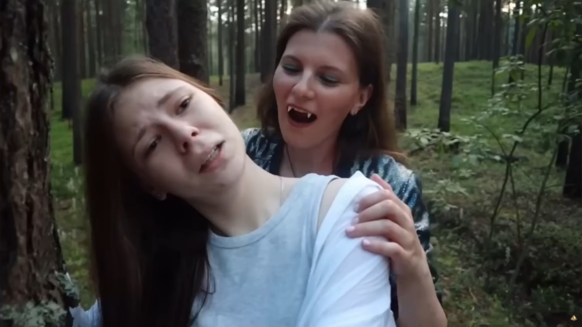 美女为躲避吸血鬼的袭击，疯狂逃跑，最后还是被吸血鬼咬了脖子
