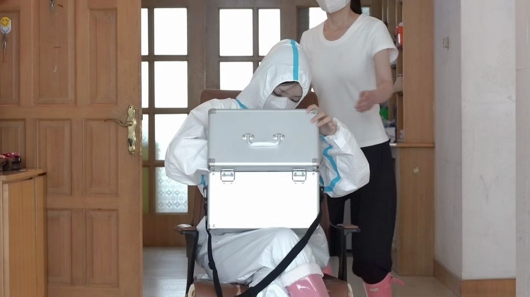 雨靴手套女反派被残忍捂杀