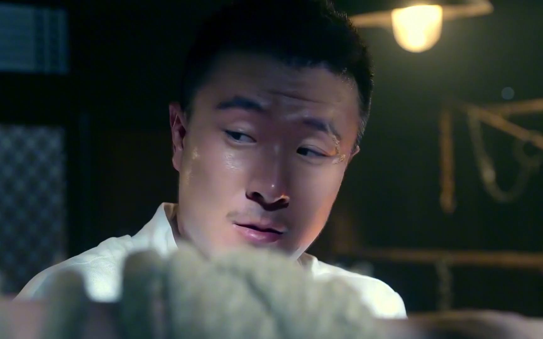 胜利之路：团长被鬼子抓住，牢房中遭受酷刑，队友混进审讯室救人
