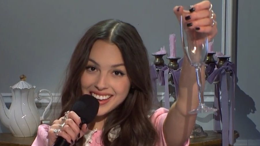 【Olivia Rodrigo】娅娅教您如何敬酒 | 【中英】all-american bitch (live from SNL)