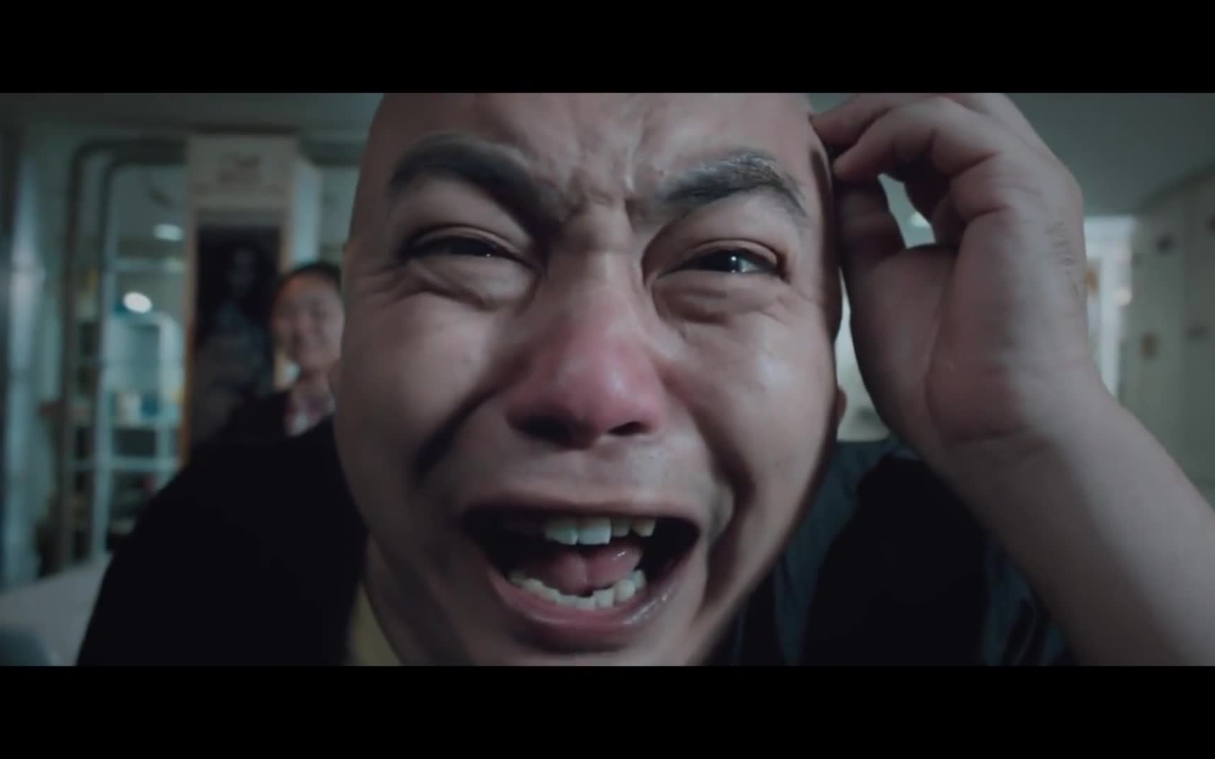 山炮二人同时去理发，一个要光头，一个正常剪，结果理发师弄反了，结局甚是悲惨！