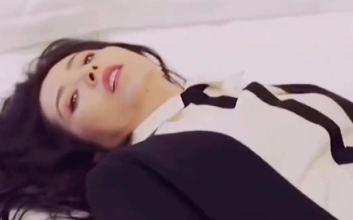 女律师开庭之前，找助理解压身心，一脸满足的打赢官司