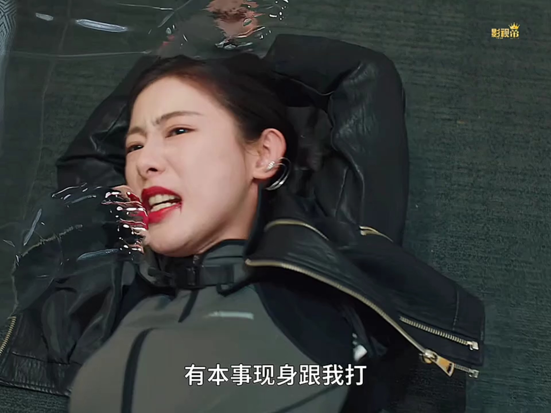隐身人调戏女孩！这下可遭殃了