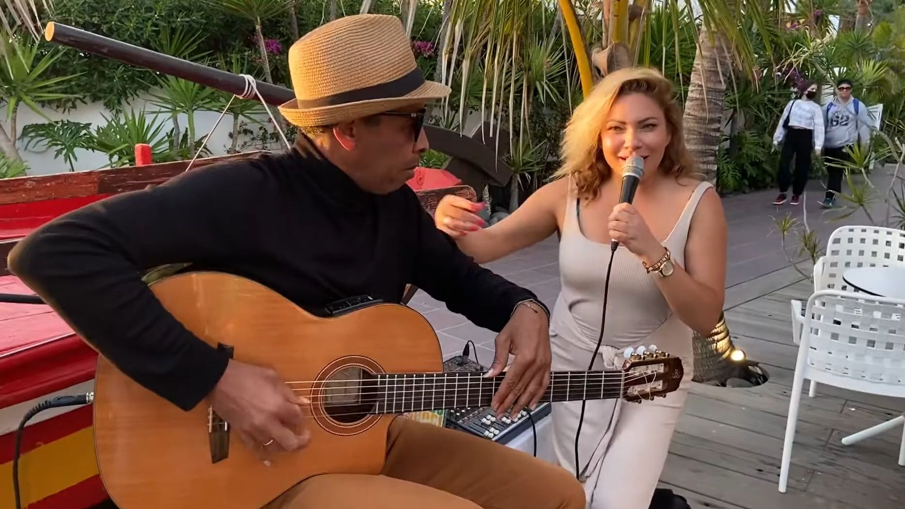 Besame mucho(深情地吻我) 给老爷子整出汗了😂 -  Naudo Rodrigues &amp; Diana Pirags