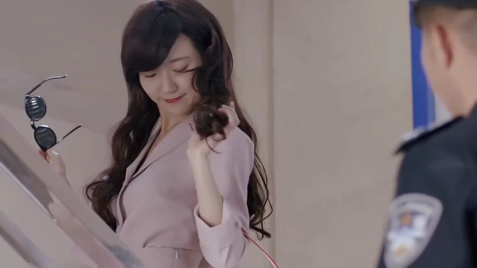 法医秦明，大波浪配高跟鞋反差感拉满了