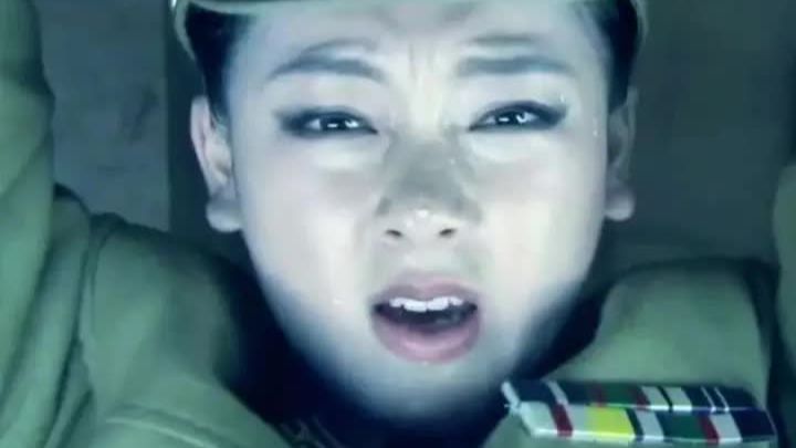 为了窃取鬼子机密文件-女特工悄悄躲在了房檐上-影视剪辑-电影视频剪辑-我是赵传奇-影视剧推荐