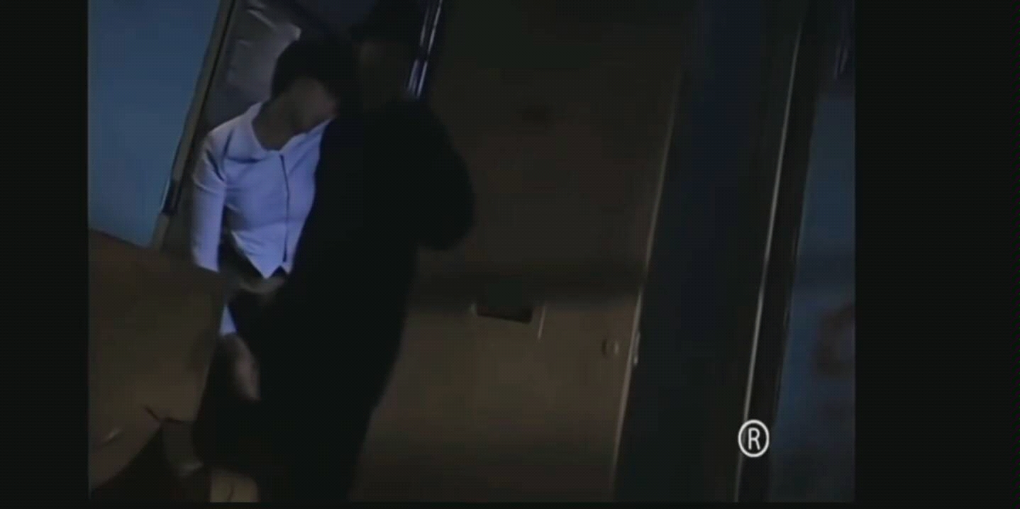 女警一时大意，被匪徒抓住糟蹋 一夜    老公来迟。