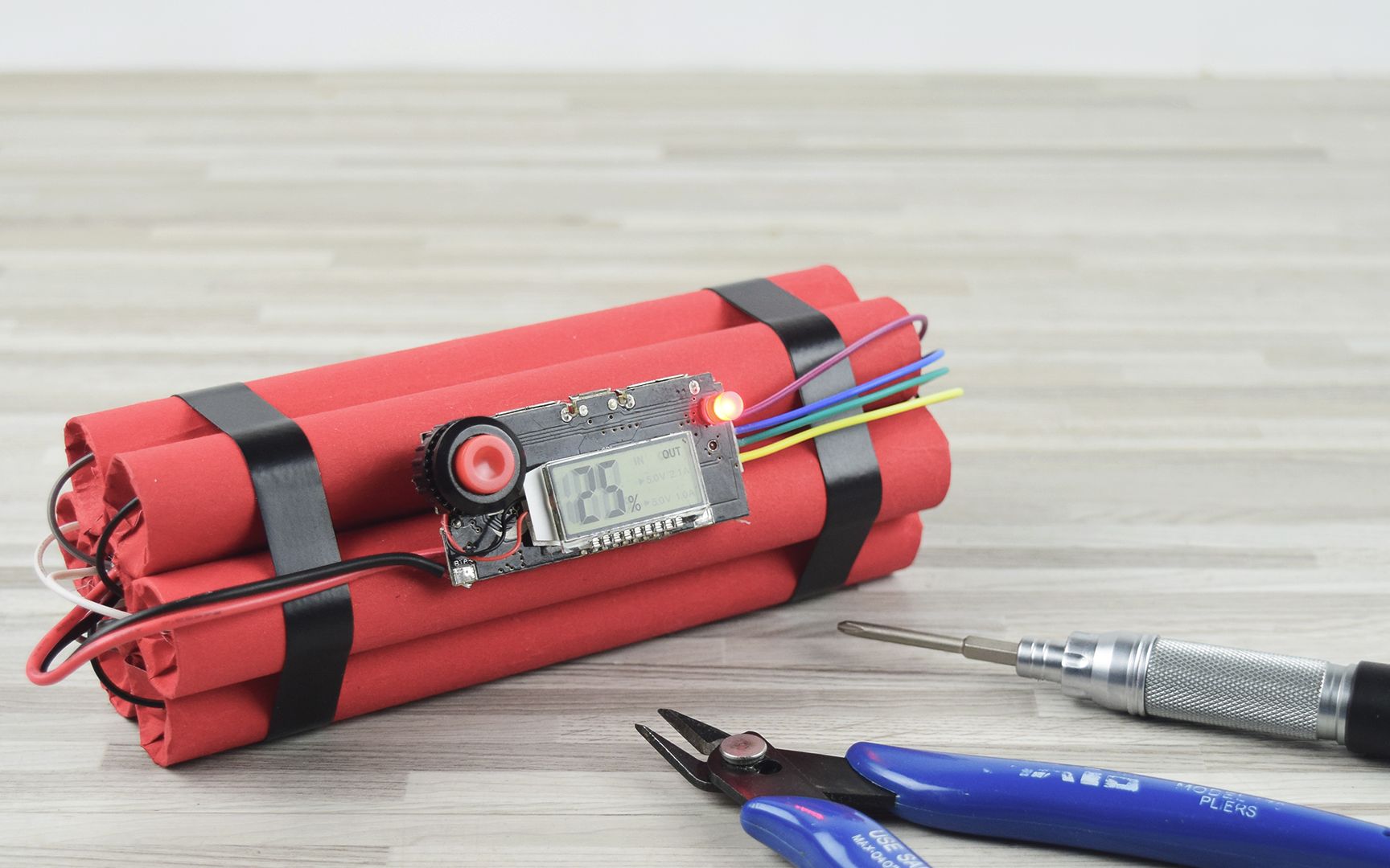 自制定时炸弹模模型充电宝 手工DIY恶搞创意移动电源 请勿模仿