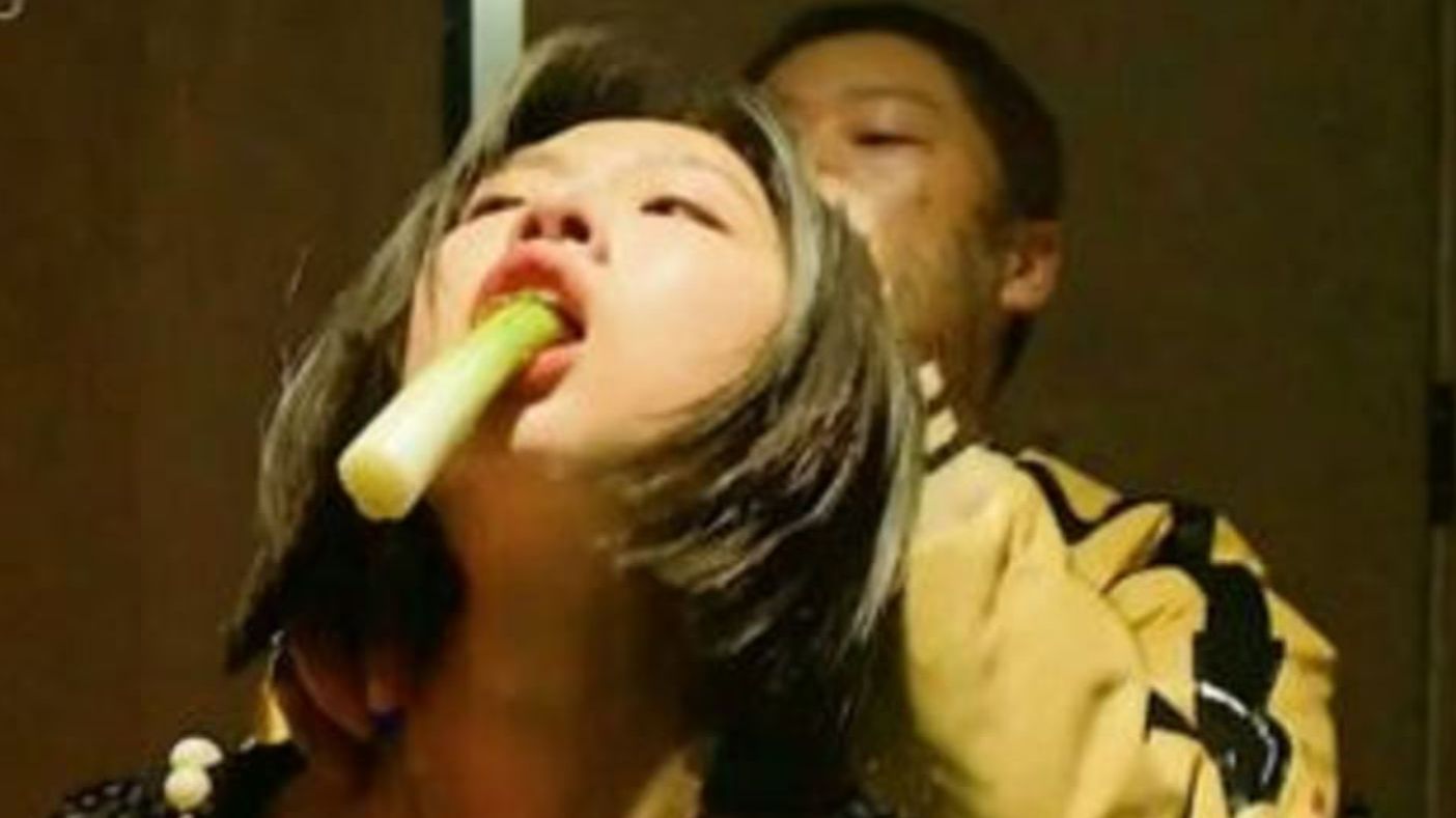 变态房东将蚊香浸泡在给母猪崔情药里面，然后偷摸放在一对父母住的房间里！一口气看完高分电影《楼下的房客》！！