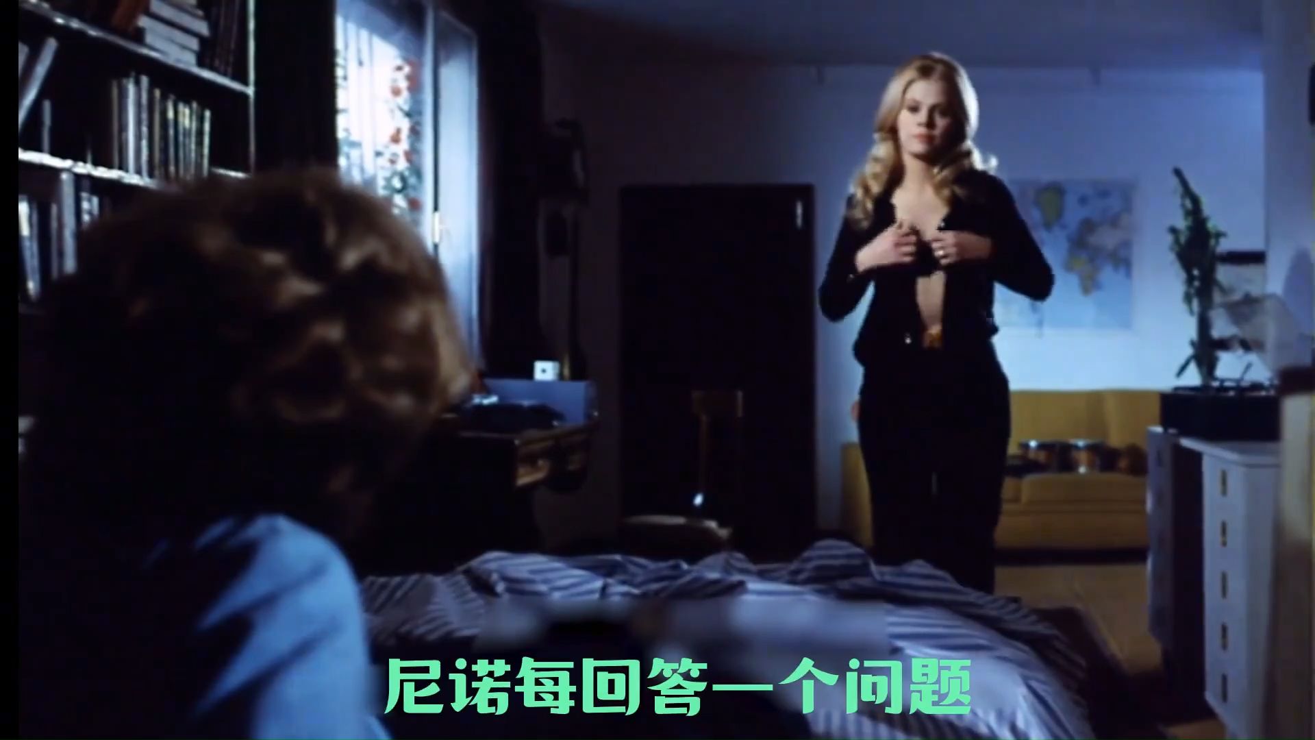 儿子看见父亲和继母在房间开心，等父亲出门，自己也伸手想感受一下