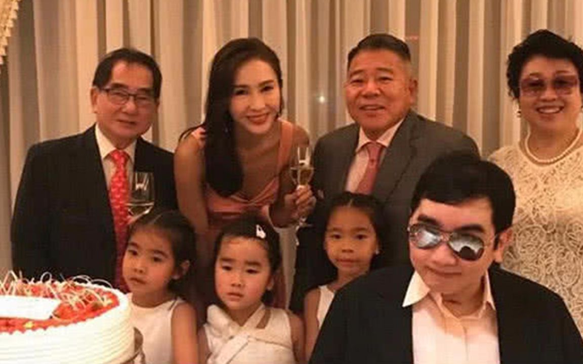 47岁黎姿一家近照，老公模样让人唏嘘，三个女儿更是不敢恭维啊 (2)