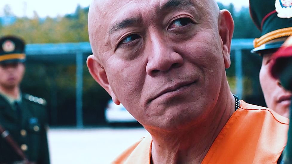 黑老大被判入狱，监狱都还没到就被同伙救走！