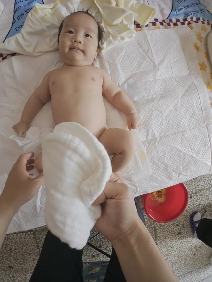 给我崽换尿布
