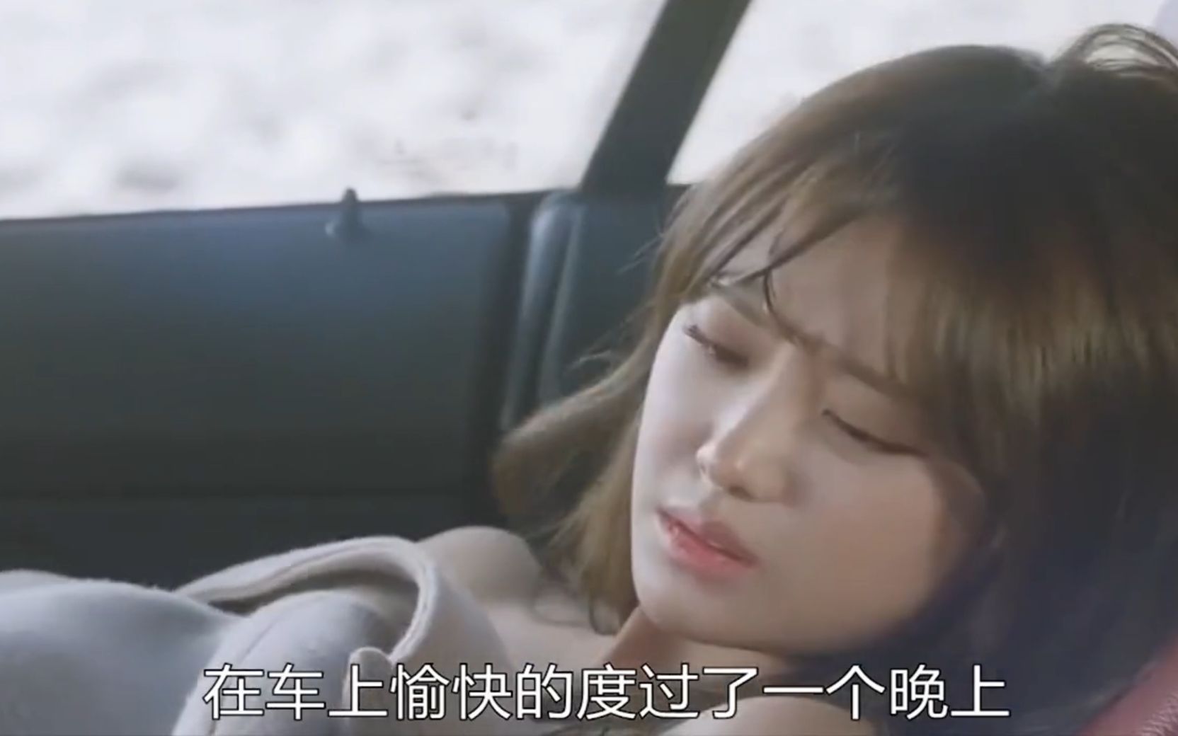女子婚前疯狂和前男友打扑克 把自己玩坏了 岛国电影就是敢拍《火口的两人》