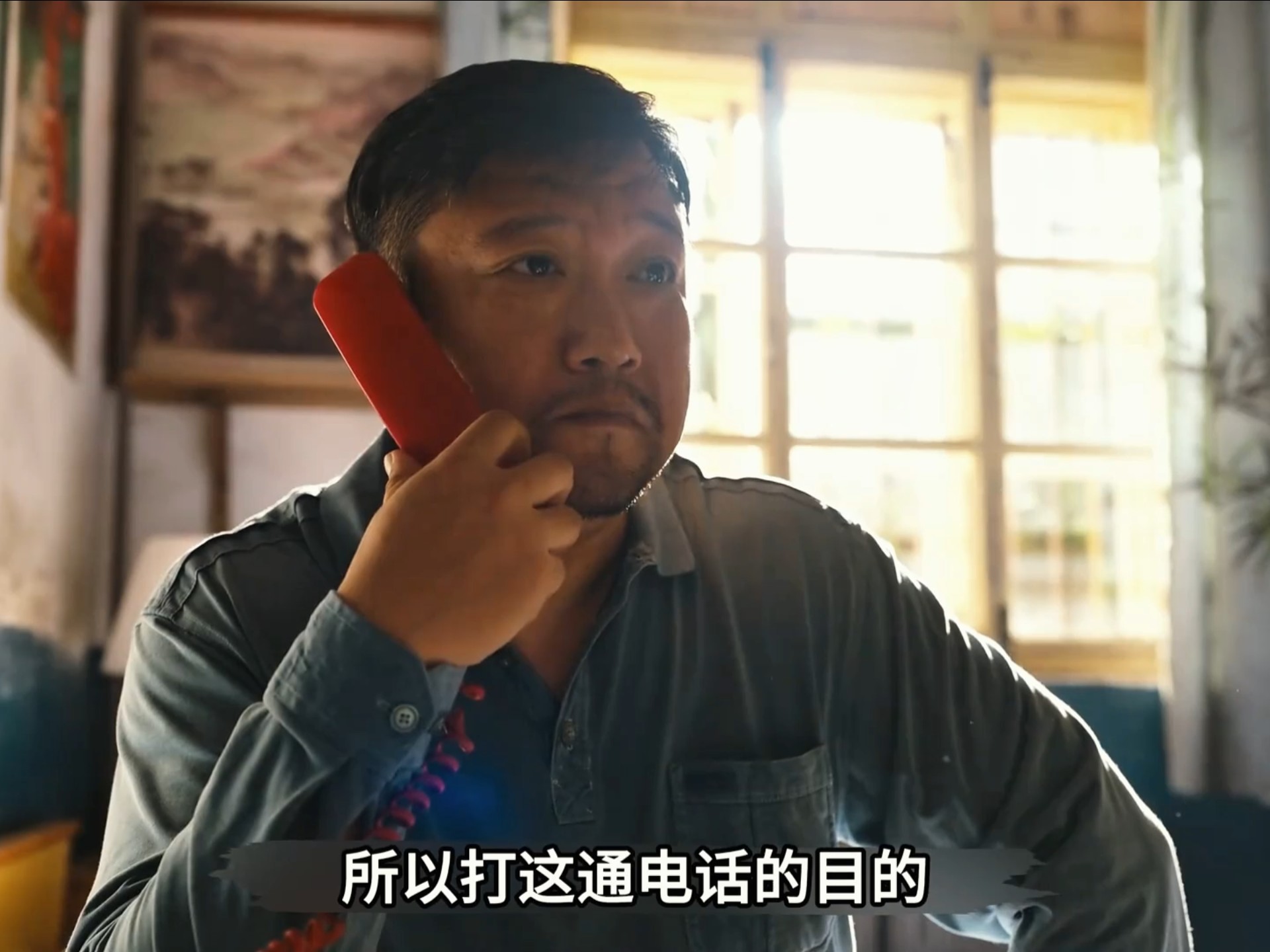 男人回家时惊讶的发现，干儿子竟然在给煤气罐放气