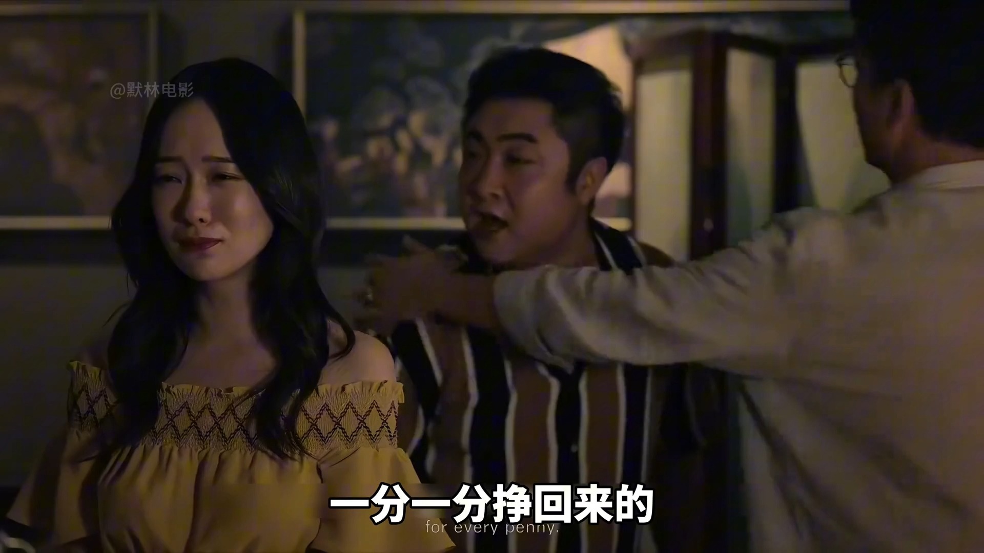 “我在网上认识了一个小姑娘，我俩偶尔没事聊一下”“聊天还是撩骚啊”“二者皆而有之吧”《来电狂响》：18年贺岁档上映的一部喜剧片，为何能成为一部难以逾越的经典