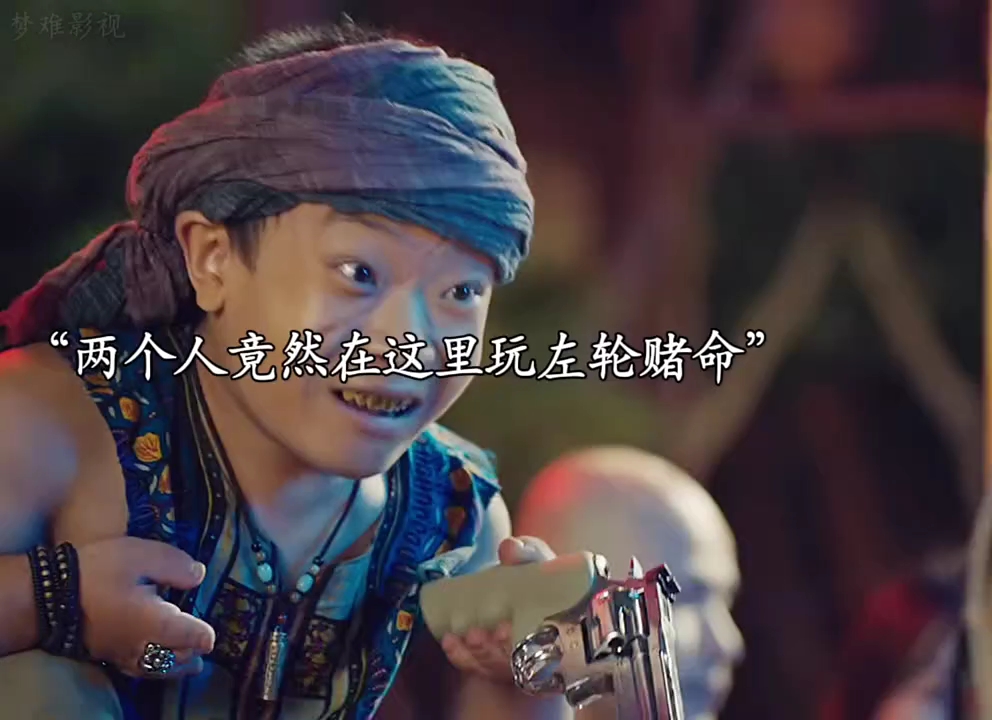 男人和别人玩左轮，直接装五颗子弹，简直太惊险了