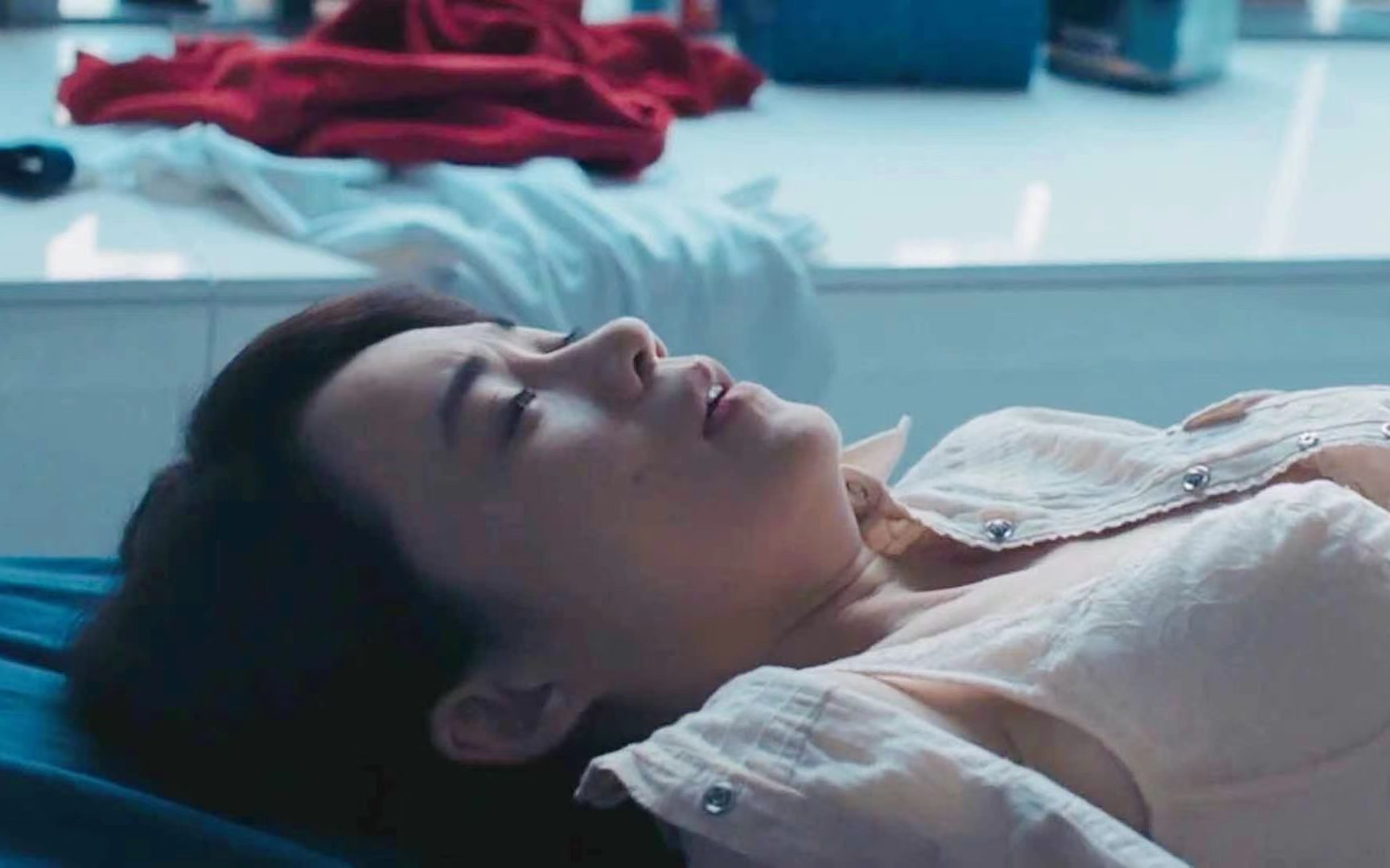 身处中年危机的女老师，和她的男学生，高分华语电影《热带雨》