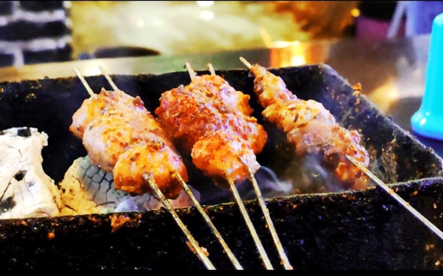 《人生一串1》实地探店，徐州一家人烧烤，烤羊球是名副其实的好吃
