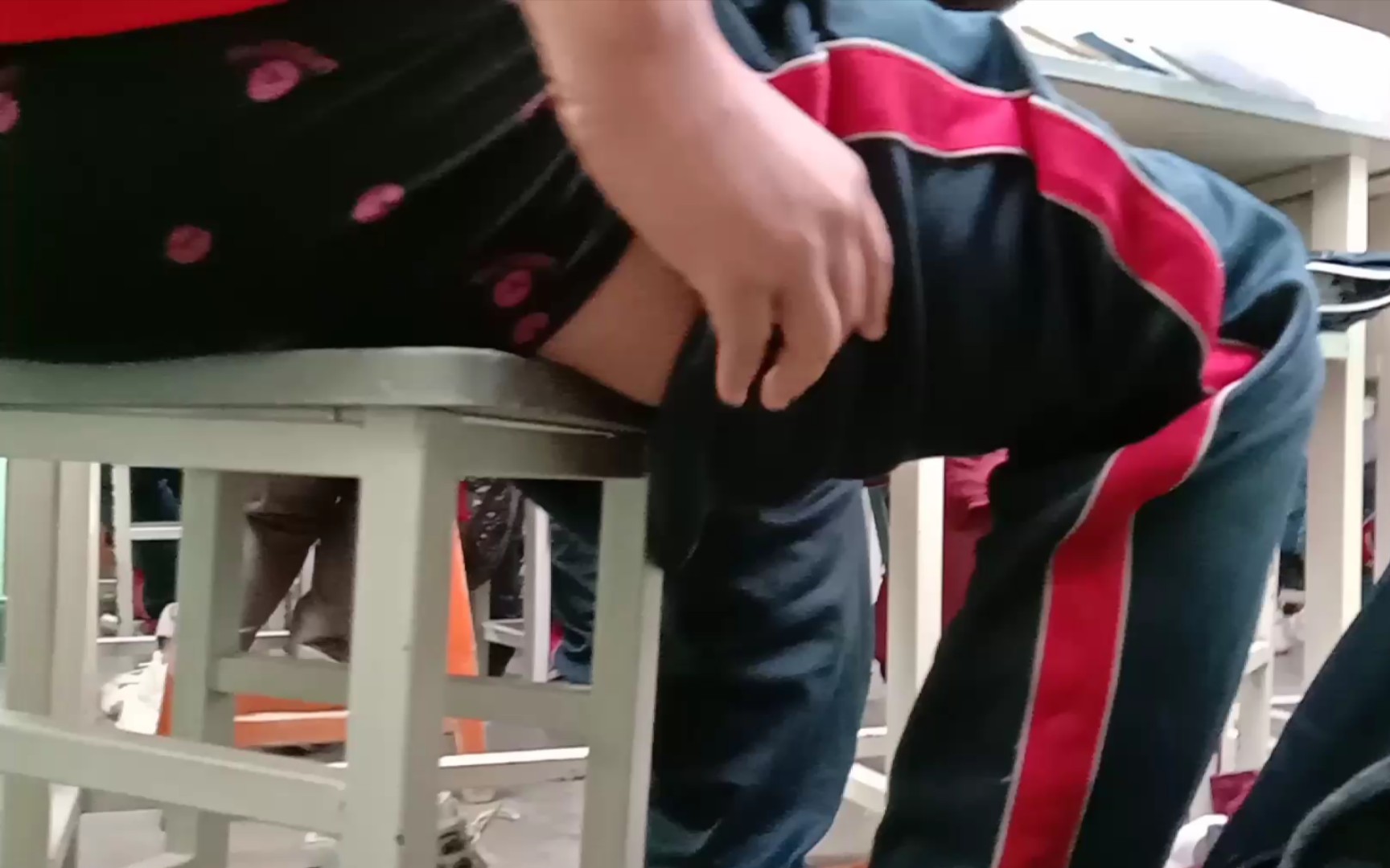 当上课途中同学想脱裤子时…