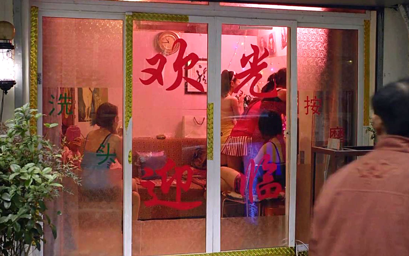 它拍出了盲人难以启齿的“性”，获奖无数，却连本钱都没有收回来！《推拿》