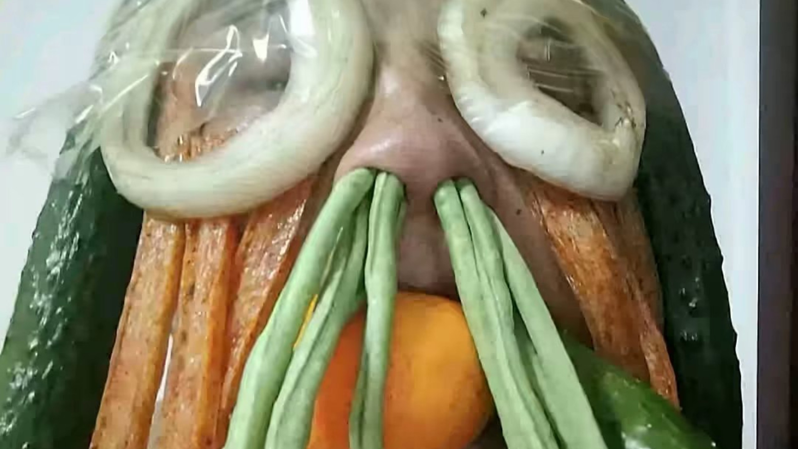 这个世界并不美好，但我们不应该用悲哀的眼光去看侍世界，要不然会错过很多美好的事物的。