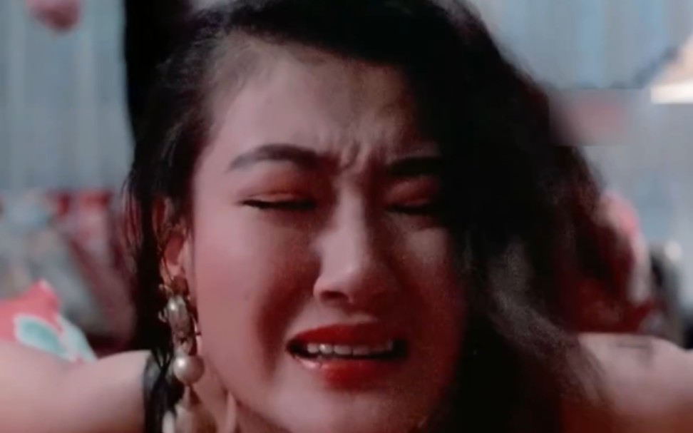 女人为了赚钱，任由男人肆意的抽打她