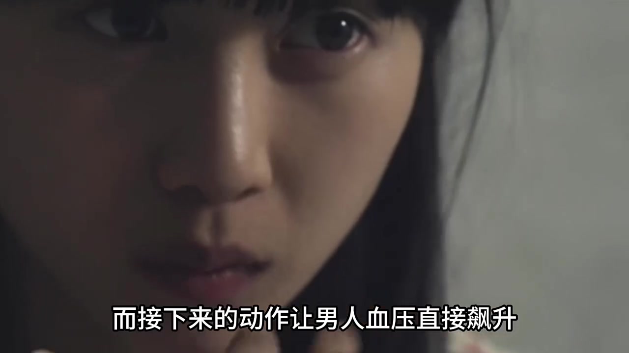 女孩为男人展示了养了20年的大白兔，就在男人近距离观察时，