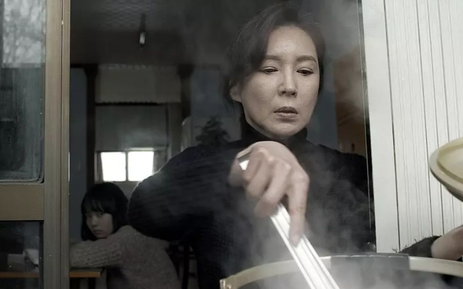 母亲为了让女儿考全校第一，听信偏方，将衣服放在100度的水里煮